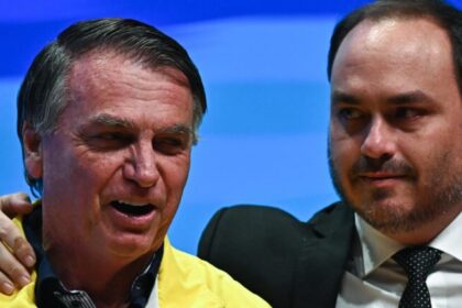 Carlos Bolsonaro acusa atraso em cirurgia de Jair Bolsonaro e fala em nova “tentativa de assassinato” 4 ocrente 1766272784
