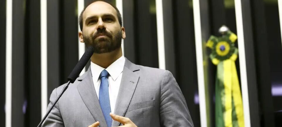 Eduardo Bolsonaro avalia passaporte de apátrida para permanecer nos EUA após cassação 2 ocrente 1766329477