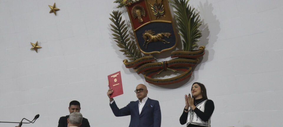 Assembleia venezuelana aprova até 20 anos de prisão para quem colaborar com bloqueio dos EUA 2 ocrente 1766522951
