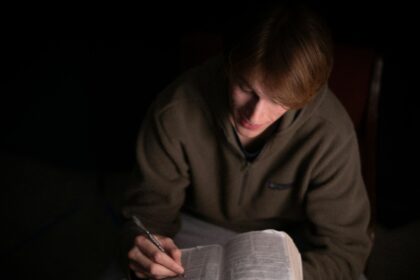 Pesquisa mostra avanço da fé cristã entre adolescentes finlandeses em 2025 20 ocrente 1766630065