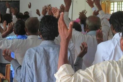 Multidão hindu espanca cristãos, incendeia Bíblias e faz reféns no norte da Índia 6 ocrente 1766756959