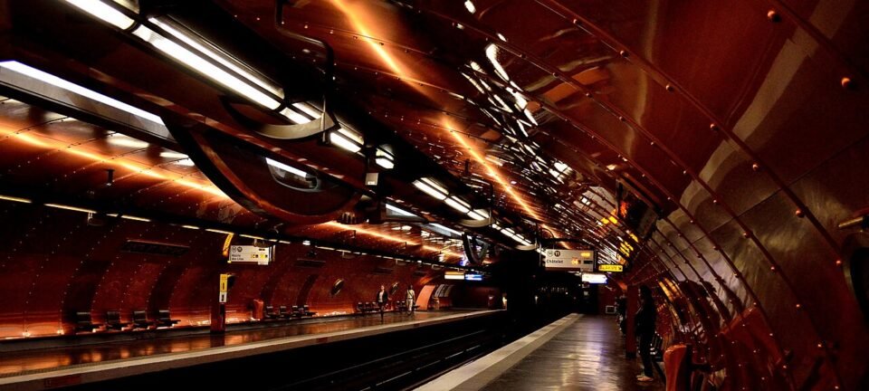 Homem é preso após ataque com faca que feriu três mulheres no metrô de Paris 2 ocrente 1766797480