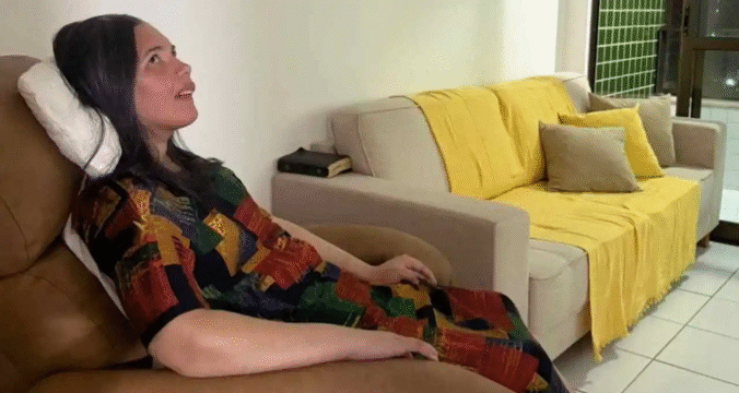 Imagem de Amanda Wanessa sentada com a família emociona fãs e indica avanço clínico 2 ocrente 1766852360
