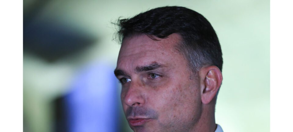 Flávio Bolsonaro agenda ofensiva nos EUA com suporte de Eduardo para impulsionar pré-campanha 2 ocrente 1767031500