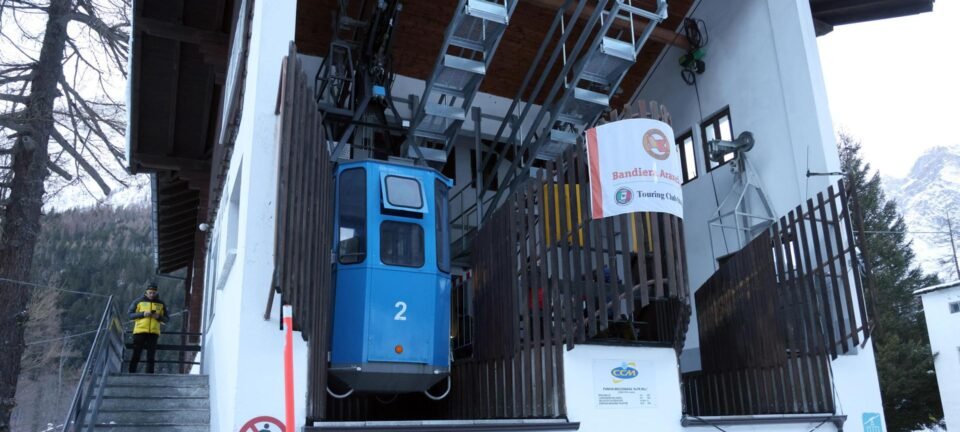 Colisão em teleférico nos Alpes italianos fere seis e deixa 100 turistas presos 2 ocrente 1767120548