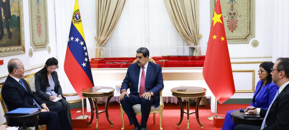 Maduro recebe enviado especial de Xi Jinping em meio a cerco militar dos EUA 2 ocrente 1767392351