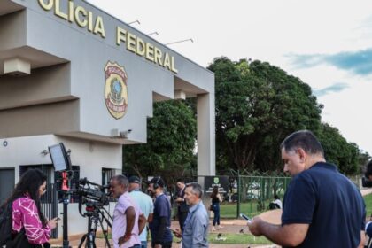 Carlos Bolsonaro critica condições de cárcere do pai na PF e cita violação de direitos humanos 10 ocrente 1767648001