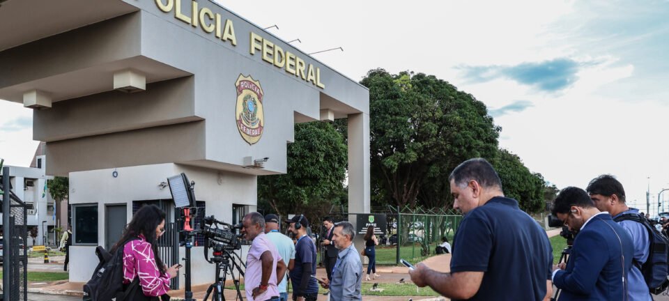 Carlos Bolsonaro critica condições de cárcere do pai na PF e cita violação de direitos humanos 2 ocrente 1767648001