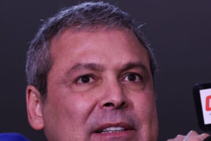 Líder do PT aciona PF e pede prisão de Flávio, Eduardo e Nikolas por “traição à pátria” 6 ocrente 1767672257