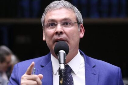 Lindbergh leva à PF denúncia contra Flávio, Eduardo e Nikolas por suposto plano contra soberania nacional 20 ocrente 1767704655