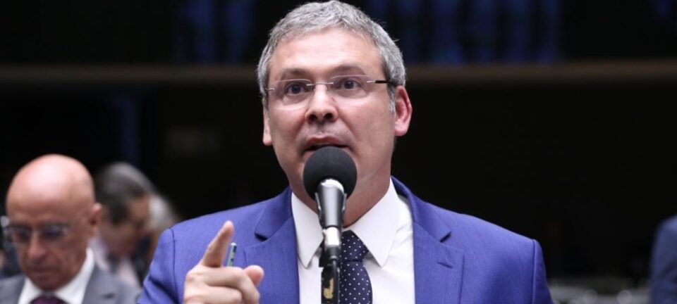Lindbergh leva à PF denúncia contra Flávio, Eduardo e Nikolas por suposto plano contra soberania nacional 2 ocrente 1767704655