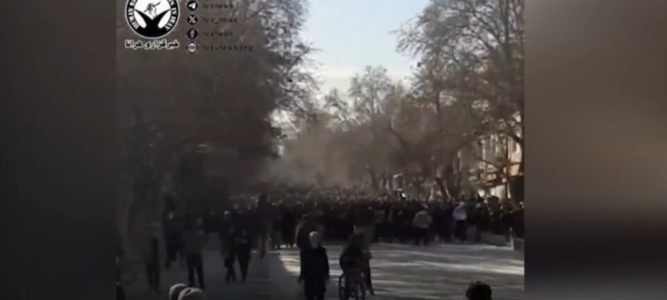 Regime iraniano corta internet em meio a protestos que se espalham pelo país 2 ocrente 1767907169