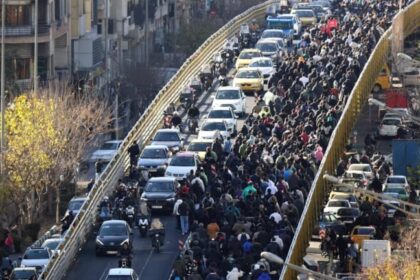 ONG aponta 538 mortos e mais de 10 mil presos durante onda de protestos no Irã 18 ocrente 1768173561