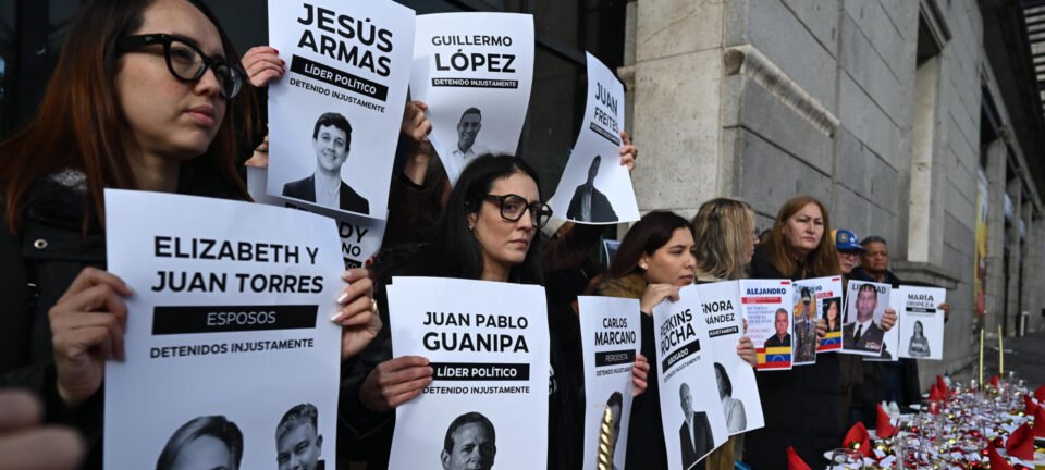 Regime venezuelano libera 24 presos políticos em nova operação noturna, aponta ONG 2 ocrente 1768217713