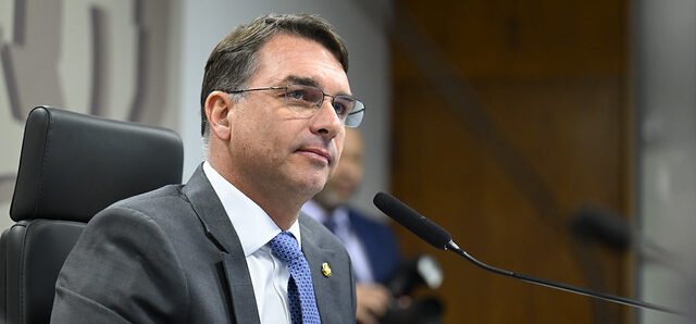 Flávio Bolsonaro prega união da direita e diz que candidatura “não tem volta” após rumores sobre Michelle 2 ocrente 1768491264