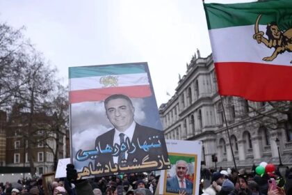 Nome de Reza Pahlavi volta a ganhar força entre manifestantes iranianos 20 ocrente 1768599387