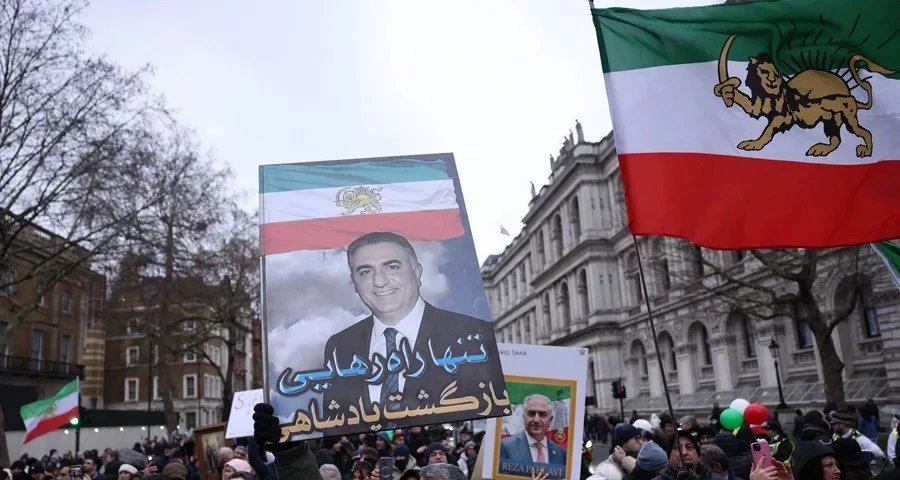 Nome de Reza Pahlavi volta a ganhar força entre manifestantes iranianos 2 ocrente 1768599387