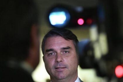 Flávio Bolsonaro reafirma pré-candidatura e diz buscar bloco único com direita e centro-direita em 2026 12 ocrente 1768611004