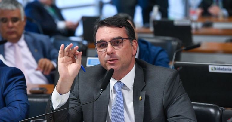 Flávio Bolsonaro reduz diferença para Lula a 4 pontos no segundo turno, mostra AtlasIntel/Bloomberg 2 ocrente 1769019596