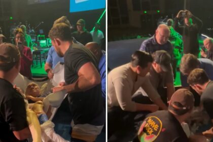 Paralítico é levado em lençol por amigos e batizado em igreja do Texas 10 ocrente 1769090668
