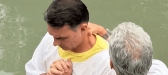 Flávio Bolsonaro se batiza no Rio Jordão durante viagem a Israel 2 ocrente 1769179768