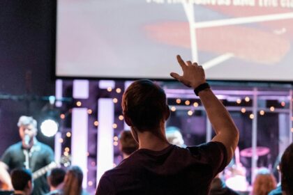 Pesquisa indica que jovens de 18 a 24 anos impulsionam retorno ao cristianismo no Reino Unido 18 ocrente 1769184268