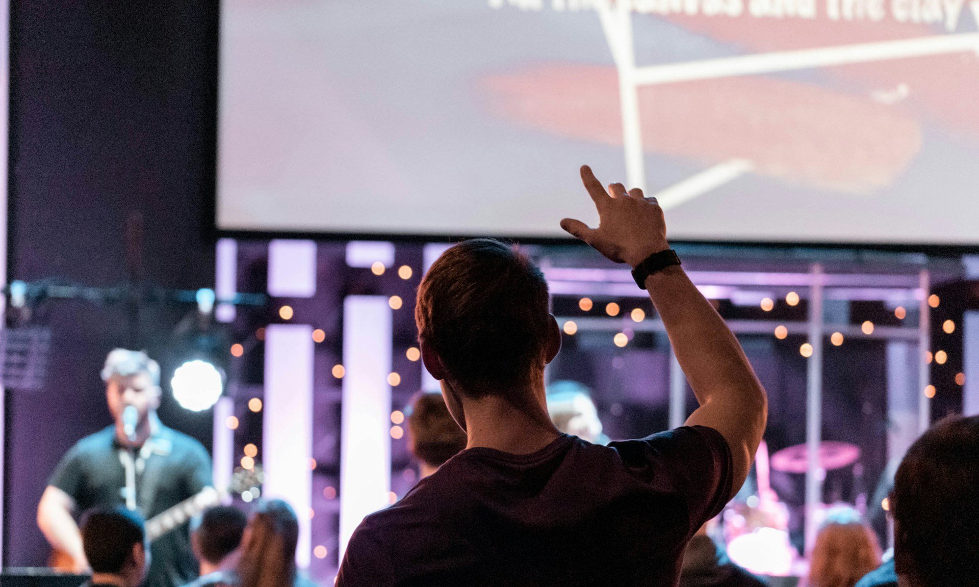 Pesquisa indica que jovens de 18 a 24 anos impulsionam retorno ao cristianismo no Reino Unido 2 ocrente 1769184268