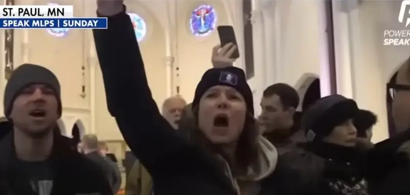 Três ativistas detidos após interromper culto em igreja batista para protestar contra liderança de pastor no ICE 2 ocrente 1769189657