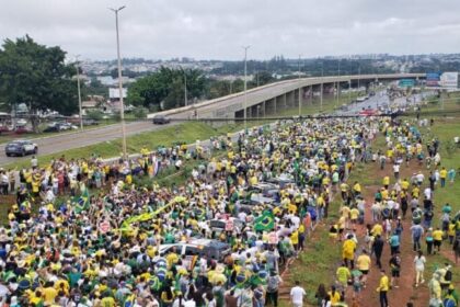 Multidão acompanha último dia da Caminhada pela Liberdade liderada por Nikolas Ferreira em Brasília 18 ocrente 1769352591