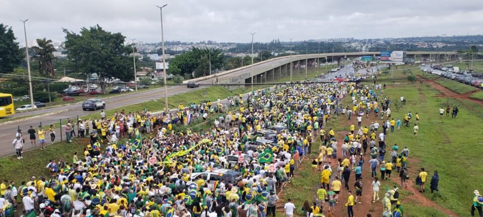 Multidão acompanha último dia da Caminhada pela Liberdade liderada por Nikolas Ferreira em Brasília 2 ocrente 1769352591