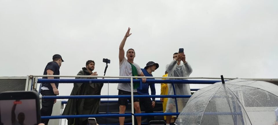 Sob chuva e raio, Nikolas encerra Caminhada pela Liberdade em Brasília e desafia Moraes 2 ocrente 1769365180