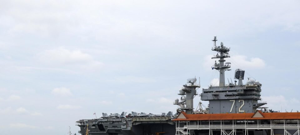 Porta-aviões USS Abraham Lincoln chega ao Índico em meio a possível ação dos EUA contra o Irã 2 ocrente 1769454295