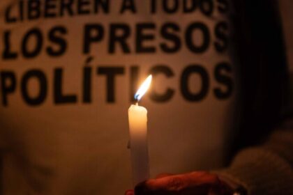 Adolescente condenado por “terrorismo” é liberado após um ano nas prisões venezuelanas 2 ocrente 1769492966