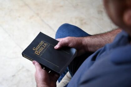 Convertido do islamismo é espancado após distribuir Bíblias em áudio no Afeganistão 18 ocrente 1769608188