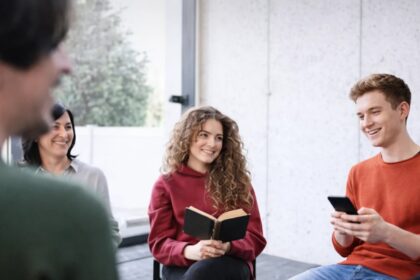 Jovens cristãos praticantes lideram índice de doações no Reino Unido, mostra relatório 14 ocrente 1769712571