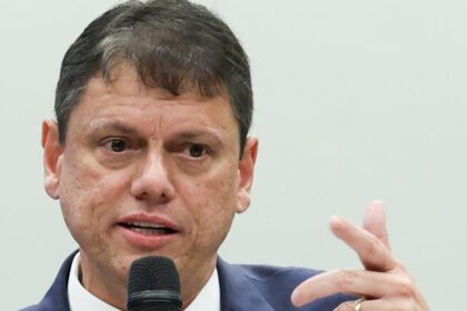 Após visita a Bolsonaro, Eduardo Bolsonaro elogia Tarcísio e diz que gesto “fortalece laços” 16 ocrente 1769729675