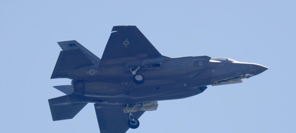 Caça F-35 dos EUA abate drone iraniano que se aproximava de porta-aviões no Mar Arábico 2 ocrente 1770148215
