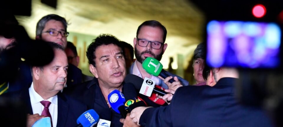 Magno Malta pressiona Fachin e diz que CNJ já tem instrumentos para conter excessos no STF 2 ocrente 1770218379