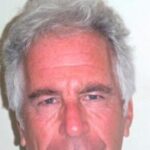 Vídeo mostra pessoa não identificada no andar da cela de Jeffrey Epstein horas antes da morte, revela CBS 5 ocrente 1770342571