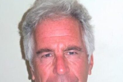 Vídeo mostra pessoa não identificada no andar da cela de Jeffrey Epstein horas antes da morte, revela CBS 20 ocrente 1770342571