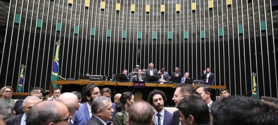 Reestruturação no Congresso adiciona benefícios de R$ 4,3 bilhões por ano e pressiona teto salarial, diz CLP 2 ocrente 1770384879