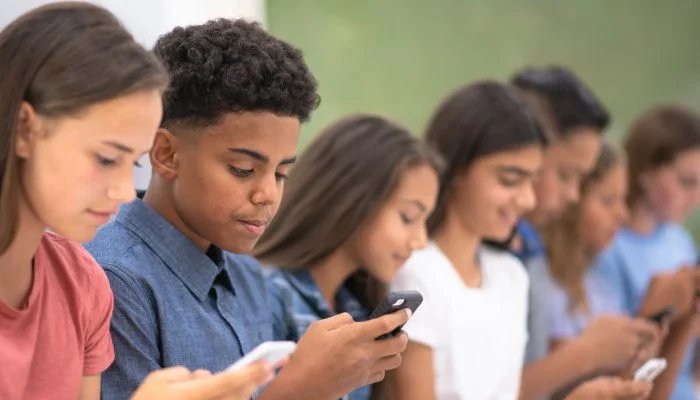 França e Espanha aceleram projetos para barrar redes sociais para menores de 15 e 16 anos 2 ocrente 1770476697