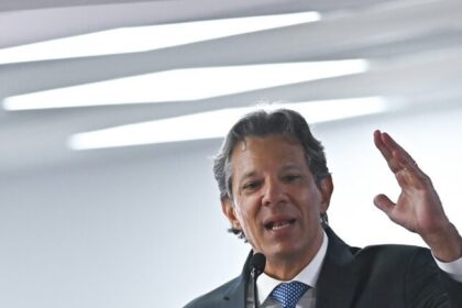 Haddad afirma que democracia no Brasil é “problemática” e “frágil” durante lançamento de livro 14 ocrente 1770495624