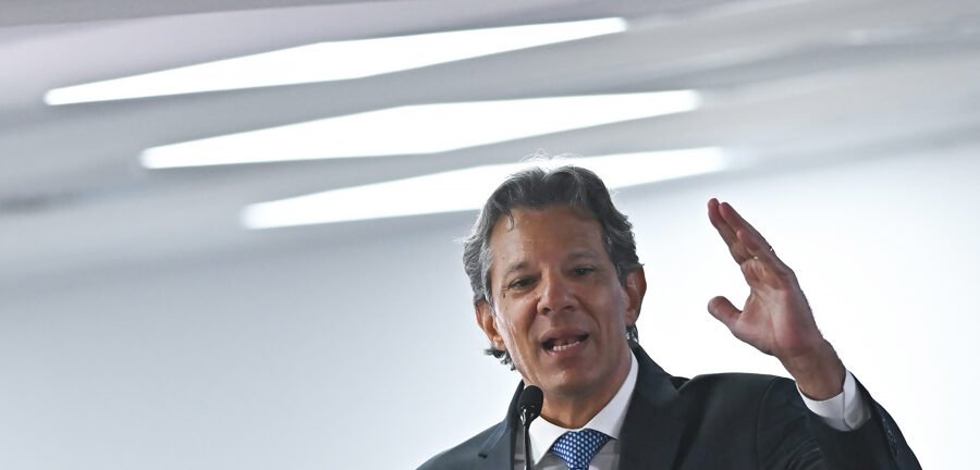 Haddad afirma que democracia no Brasil é “problemática” e “frágil” durante lançamento de livro 2 ocrente 1770495624