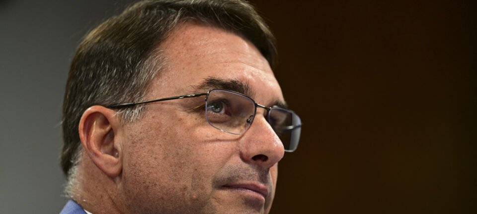 Flávio Bolsonaro promete linha dura contra crime organizado e defende anistia para pacificar país 2 ocrente 1770600049