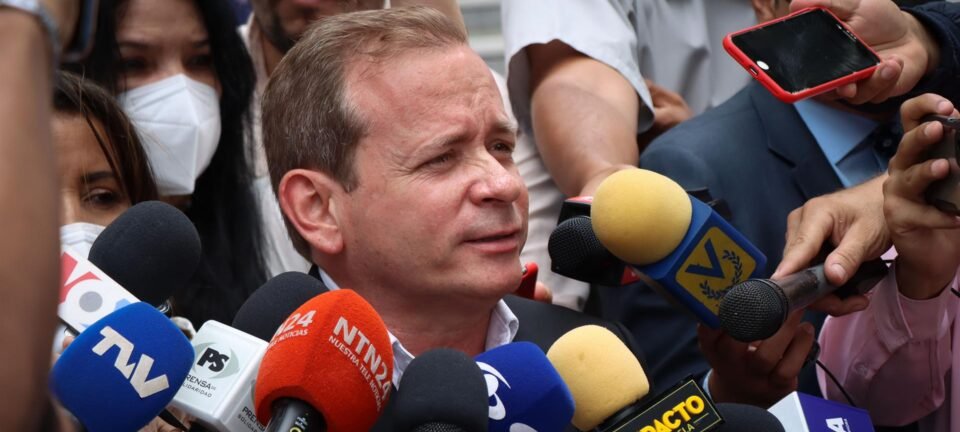 Opositor venezuelano é levado por homens armados horas após deixar a prisão 2 ocrente 1770634211