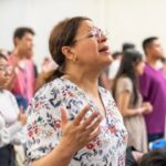 Estudo global detalha motivos que mantêm mulheres mais religiosas que homens 5 ocrente 1770653977