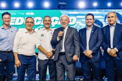 Em Mauá, Lula afirma que presidente não pode “ser mesquinho” e posa com prefeitos do PL 10 ocrente 1770680960