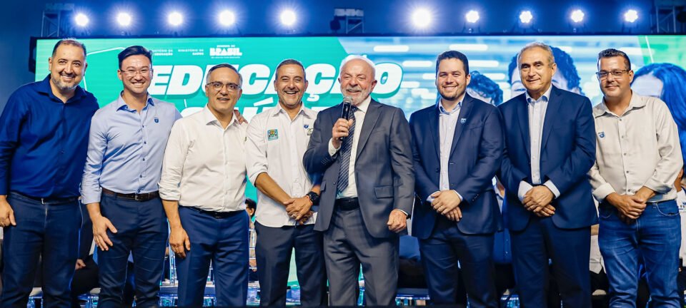 Em Mauá, Lula afirma que presidente não pode “ser mesquinho” e posa com prefeitos do PL 2 ocrente 1770680960