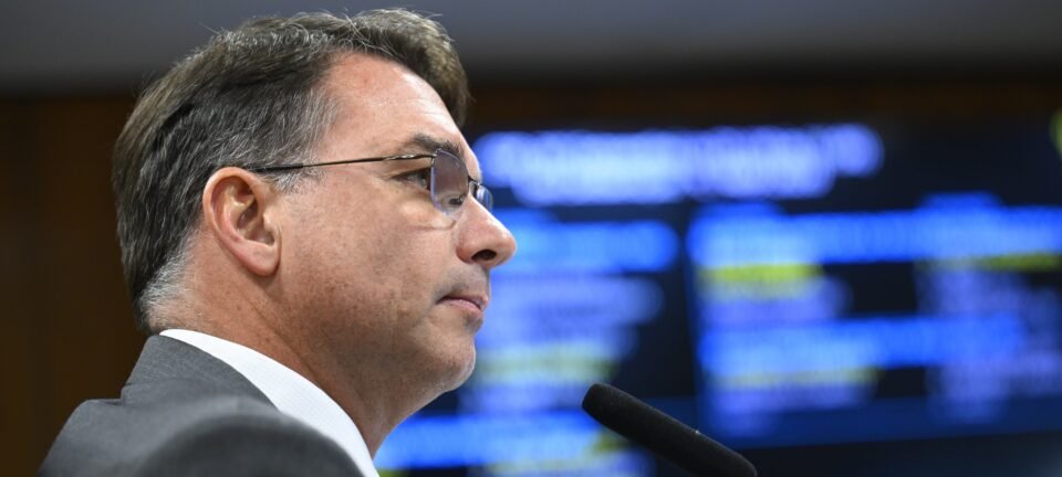 Flávio Bolsonaro diz que Brasil não vive “democracia plena” e chama Lula de “extrema esquerda” em TV francesa 2 ocrente 1770734135